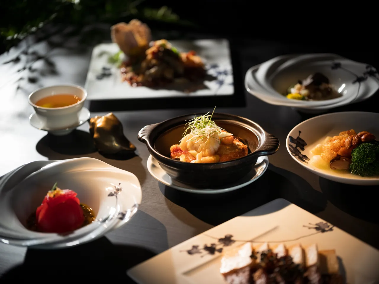 台北文华东方酒店连续八年荣获米其林一星殊荣的「雅阁」中餐厅,于即日起推出新单点美馔,以道道佳肴诠释历久弥新的老菜新味。台北文华东方酒店提供