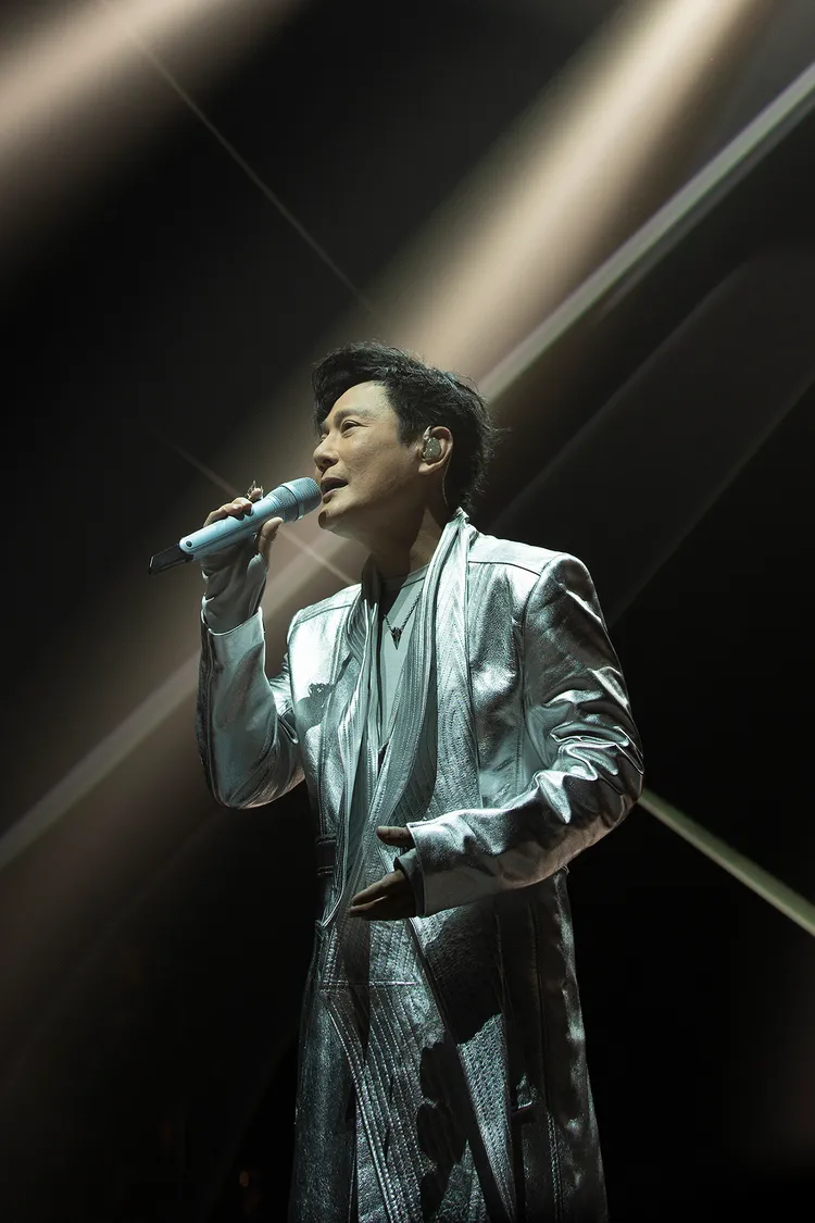 張信哲新歌、經典連發，帶領全場大合唱。潮水音樂提供