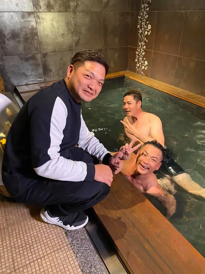 龔美富(左)是三立資深副總,曾到劇組探班。翻攝劉至翰臉書