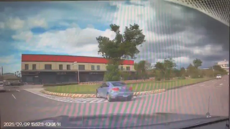 嫌犯自撞安全島後停下。翻攝畫面