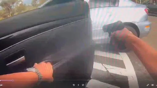 嘉义警追赃车!他拒检高速冲撞 警连开12枪破窗逮人