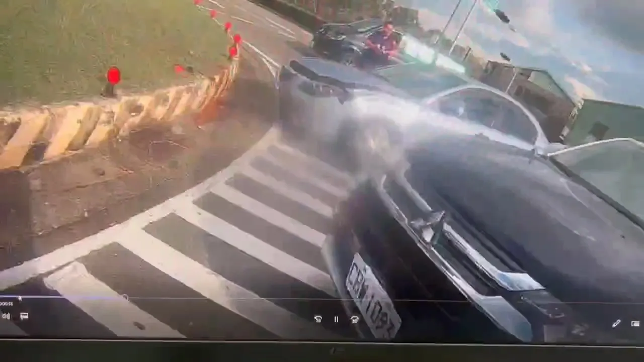 警员逼停赃车。翻摄画面