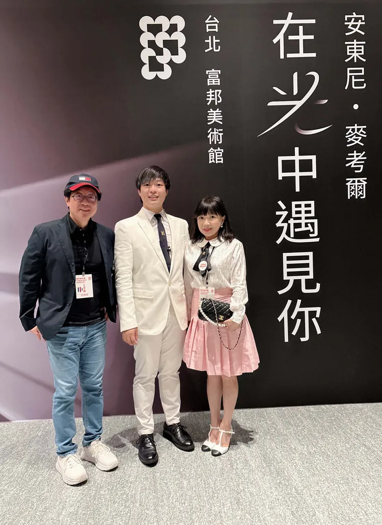 爸爸蔣三省（左）與媽媽游美齡到場為蔣榮宗助力。ZONG MUSIC 榮宗蔣音樂國際公司提供