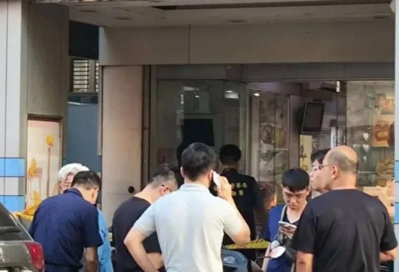 苗栗警方调阅监视器画面追人,漏夜逮到4名犯嫌,今早重回现场勘验。翻摄照片