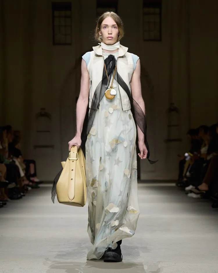 連身裙以薄紗與絲綢材質打造，即便是多層次疊穿也保有輕盈視覺。品牌提供