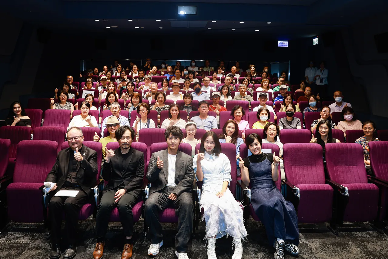 《等待》日前举办特映会,前排左起谢信中牧师、吴米森导演、李宗霖、杨欣仪、张宁。公视台语台提供