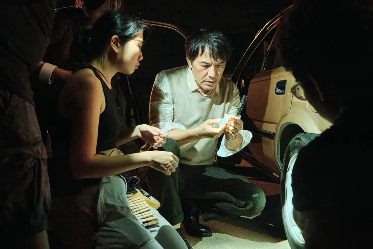 戴立忍捲起袖子蹽落去幫助工作人員。公視台語台提供