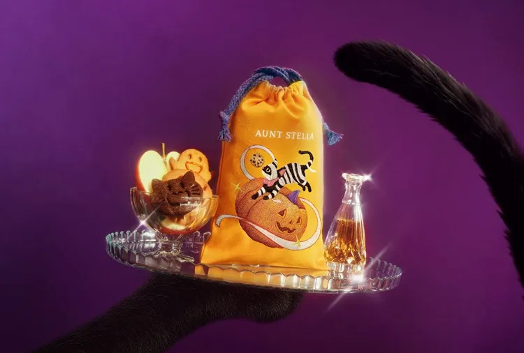 《喵乃伊的南瓜奇遇》內含季節限定-幽靈南瓜起司餅乾、黑貓巧克力造型餅乾、焦糖蜜蘋果餅乾。業者提供