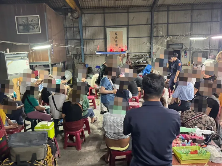 阿蓮區大崗山下這處工寮成了天九牌賭場，不少ˇ婆婆媽媽也來試手氣。民眾提供