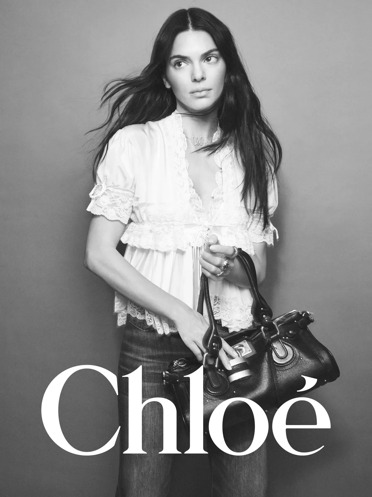 肯黛儿抢先演绎Chloé全新Paddington锁头包。品牌提供