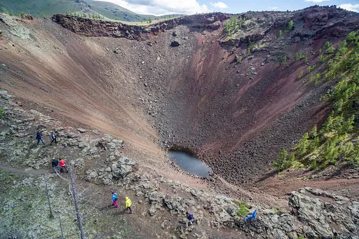 只是拍个照!网红遭强风「击落」 摔下千米火山惨死