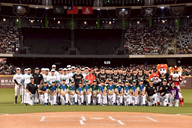 東園國小棒球隊奪下威廉波特世界冠軍後遊行抵達大巨蛋。北市府提供