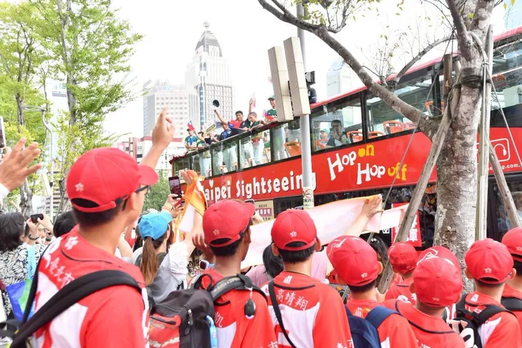 東園國小棒球隊奪下威廉波特世界冠軍後進行冠軍遊行。北市府提供