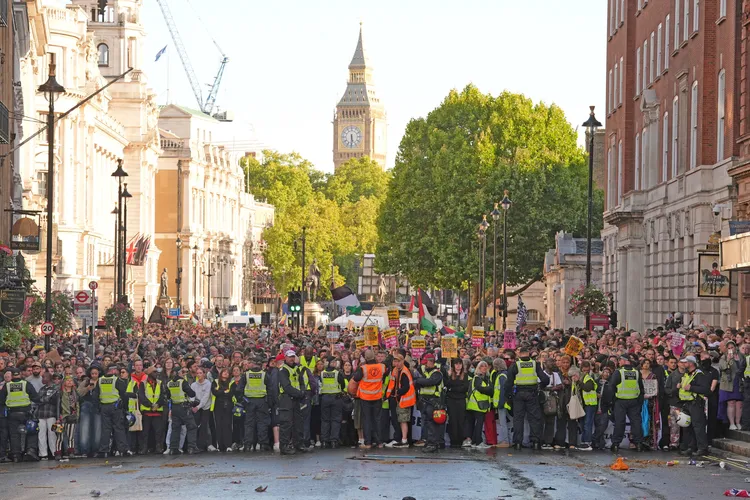另有約5000人舉行支持移民集會，由警方將雙方隔開。美聯社