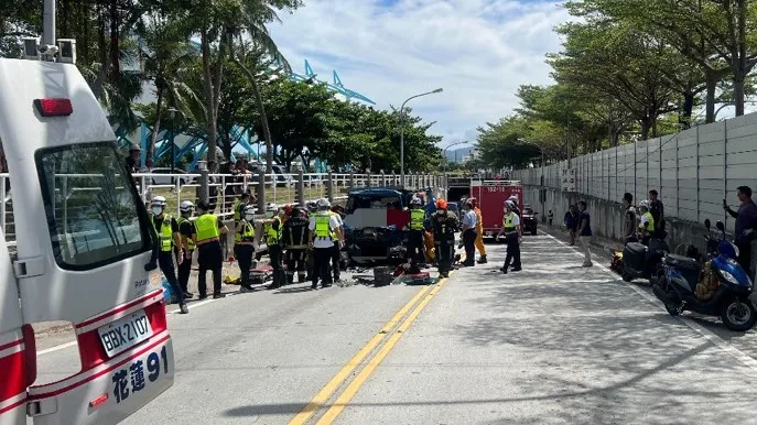 小貨車追撞前方聯結車導致車內2人受困。警方提供