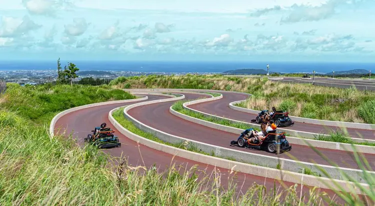 想挑戰《96分鐘》中的速度刺激感，可選擇「9.81濟州島公園」賽車體驗。KKday提供