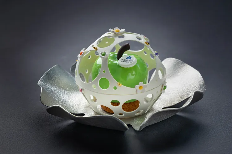 西點行政主廚劉靖晟（Nicholas Liu）為「錫禮饗宴」和食套餐，獨家設計仿真造型甜點，搭配能作純錫盤器，以花朵盛開之姿盛載果實，為和食套餐寫下最美句點。業者提供