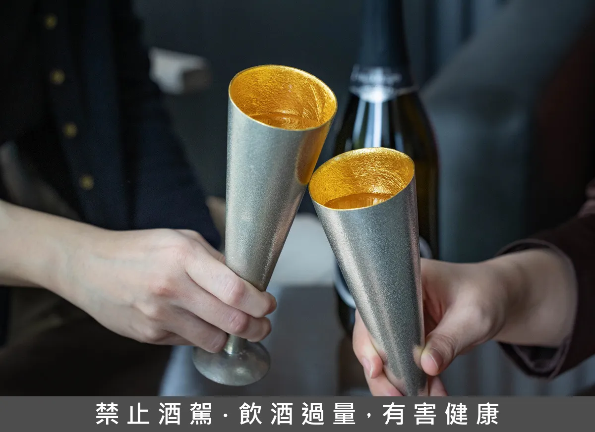 高雄日航酒店「御錫之禮」住房專案限定贈送精選氣泡酒,並以能作金箔香檳杯體驗,在金澤工藝與職人鑄造交織的光影中,舉杯共度優雅時刻。業者提供