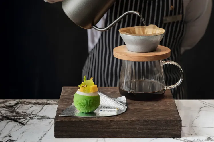 高雄日航酒店1樓咖啡廳同步推出限定西點「椰香錫影」與精品手沖咖啡。業者提供