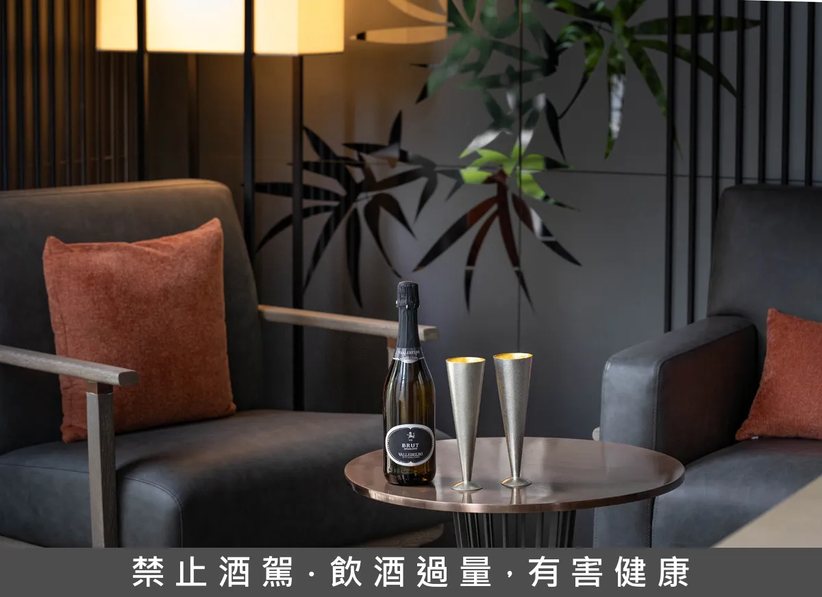 高雄日航酒店「御錫之禮」一泊二食專案,專案加贈日航精選氣泡酒一瓶與能作專屬金箔香檳杯試飲體驗。。業者提供