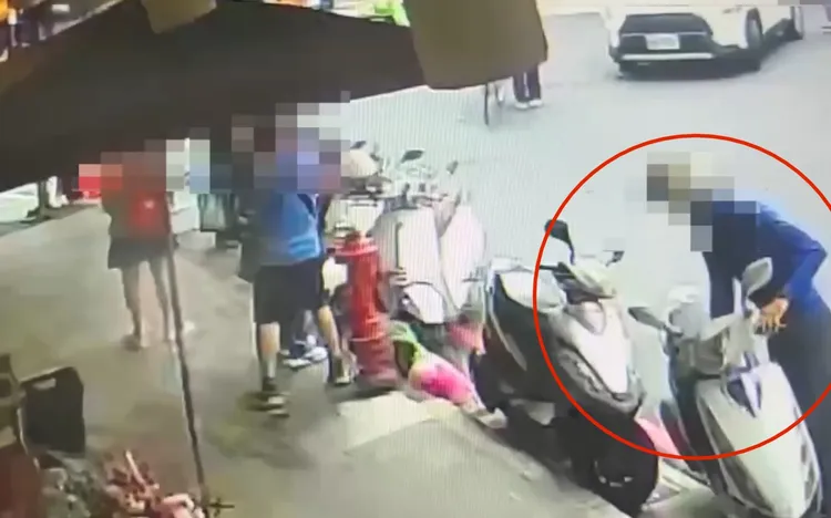 王嫌疑似動手破壞機車後離去。翻攝畫面