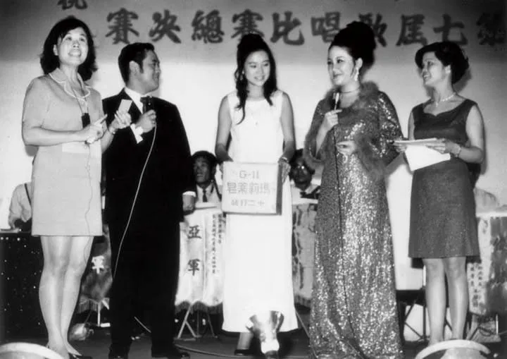 林安娜（左）主持國聲廣播電台第7屆歌唱比賽總決賽的珍貴照片。翻攝國聲廣播電台臉書