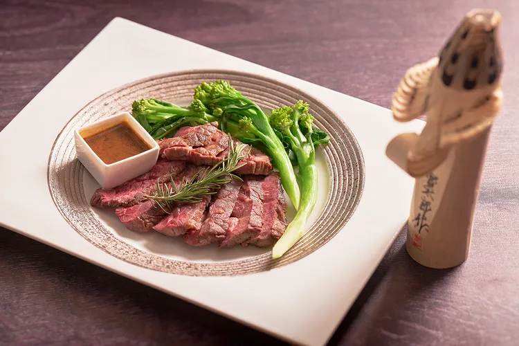 鉑麗安「日本美食祭 Part 2」推出奢華氣息滿溢的「香煎和牛排佐蘑菇松露醬」，和牛豐盈油花與松露高雅香氣受到饕客戲愛。JR東日本大飯店台北提供