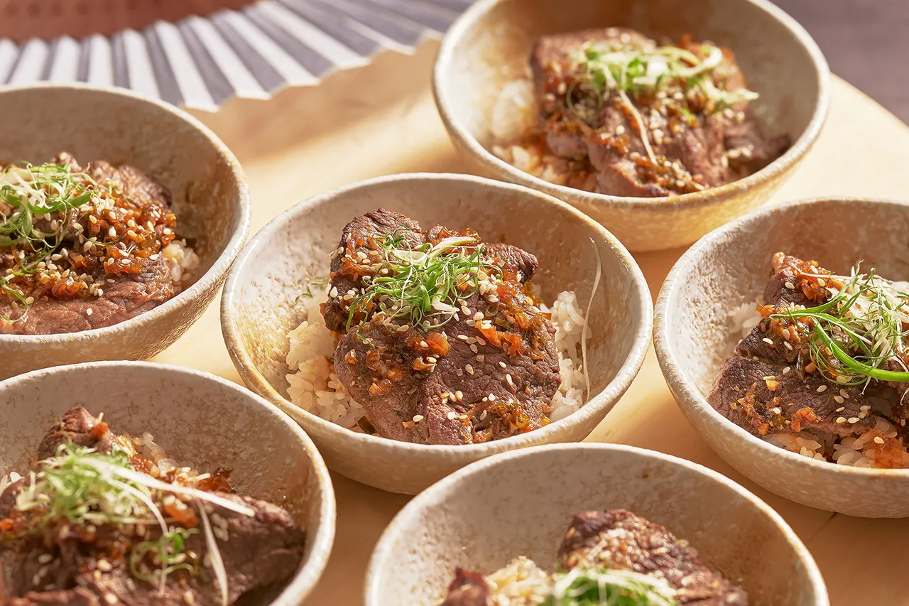 铂丽安「日本美食祭 Part 2」推出的「牛肉丼佐香蒜牛排酱」,蒜香浓郁、厚切牛肉片咸香满溢。JR东日本大饭店台北提供