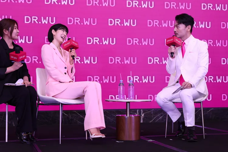 朴信惠（左）被阿KEN逗得笑彎腰。彭欣偉攝