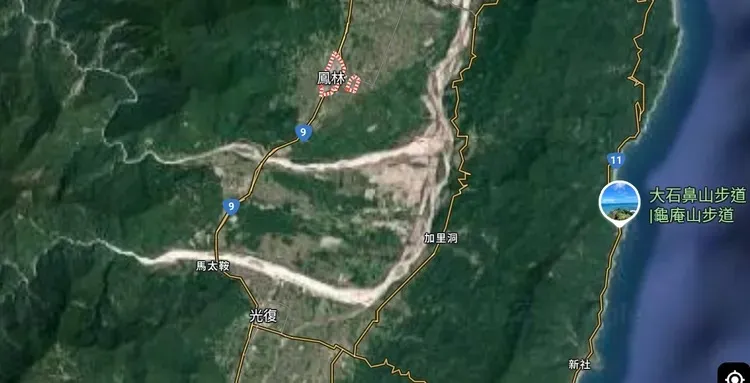 馬太鞍溪堰塞湖溢流,造成光復鄉嚴重死傷,溪流原本地勢較高的北岸鳳林鎮如今也發生堤頂溢流,防汛道路積水。翻攝google