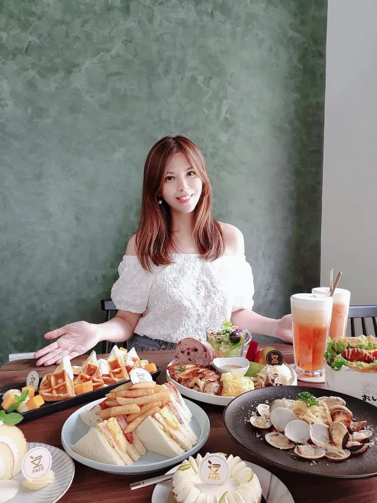 王百瑜是美食愛好者，常在社群分享美食 。伊林娛樂提供