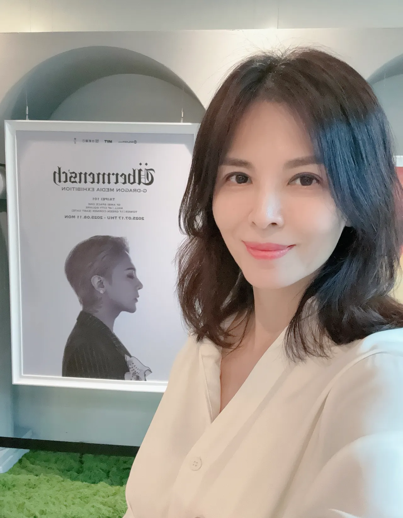 王百瑜到101看偶像GD展览。伊林娱乐提供