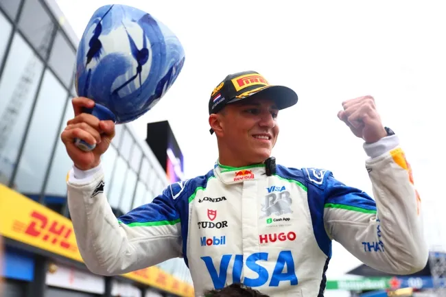 Visa Cash App Racing Bulls車隊20歲車手Isack Hadjar最終以第三名完賽，拿下生涯首座F1頒獎台。Red Bull提供