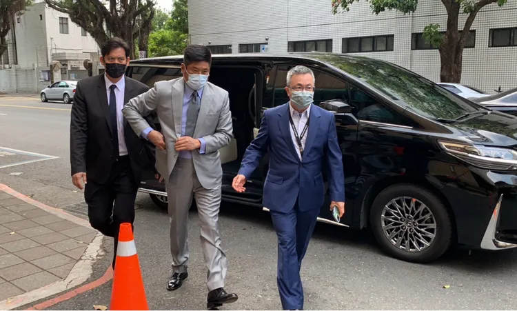 辜仲諒（中）因澄清湖大樓案遭判刑7年8月並限制出境，全案上訴二審後，他日前到高院出庭。資料照片