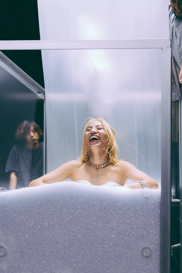 洪佩瑜新造型小露性感。何樂音樂提供