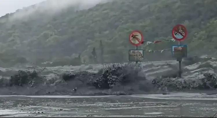 馬太鞍溪橋因堰塞湖溢流遭到大水沖毀。翻攝自threads_@0407junnan