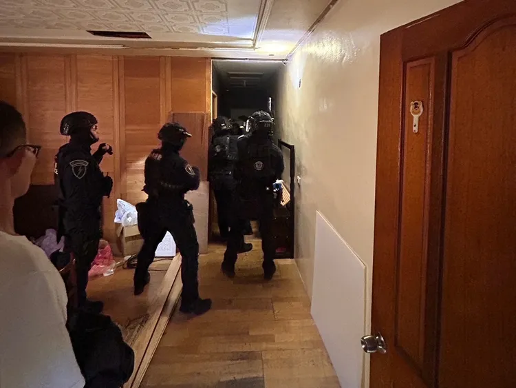 警方攻堅。中壢警分局提供