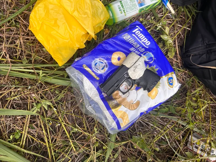 警方在現場查獲嫌犯遺留的改造手槍。中壢警分局提供