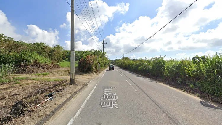 靠近警示牌一側的行駛車輛，可以清楚看到產業道路的情況，可能因此警示牌才會面向對向車道。翻攝自Google地圖