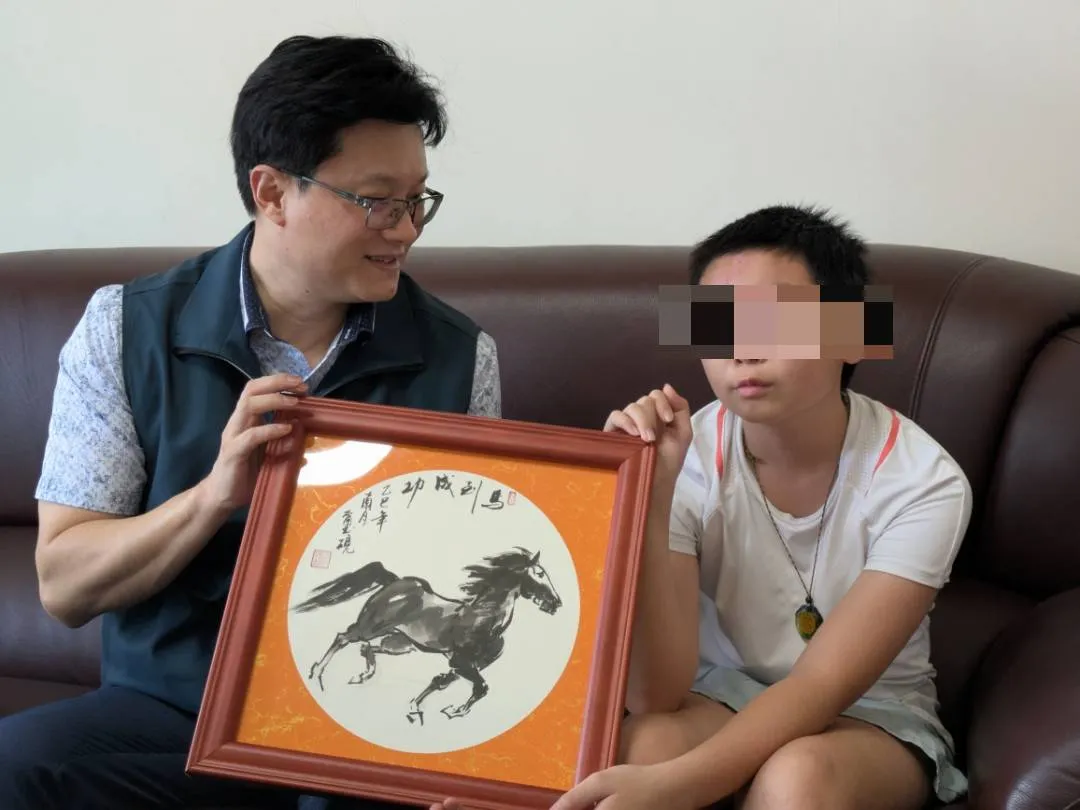 小如已经返校上课,徐健麟则送上亲笔字画,鼓励她往美术方向发展。南市府提供