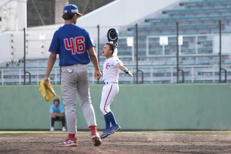 李楷棋(右)敲出再見安打。中華棒協