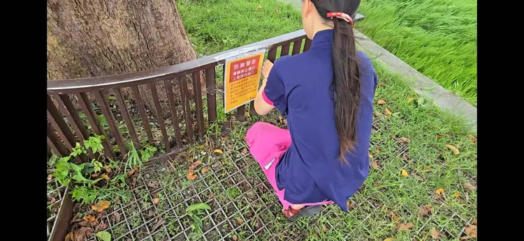 公所人員立告示牌啟動防颱措施。池上鄉公所提供