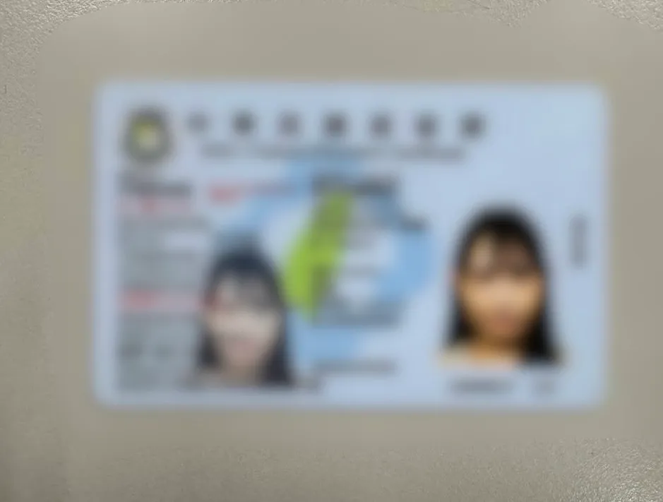 日女使用電腦P圖製作台灣居留證,並順利騙過實名制,取得演唱會門票。翻攝畫面