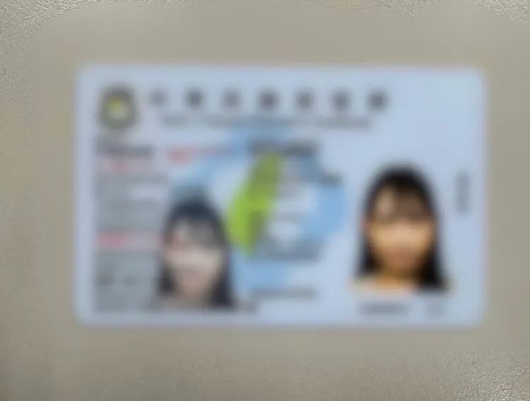 日女使用電腦P圖製作台灣居留證，並順利騙過實名制，取得演唱會門票。翻攝畫面