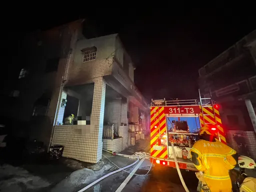 东石民宅凌晨冒火 一家三代6人受困还有小Baby 警消驰援救人