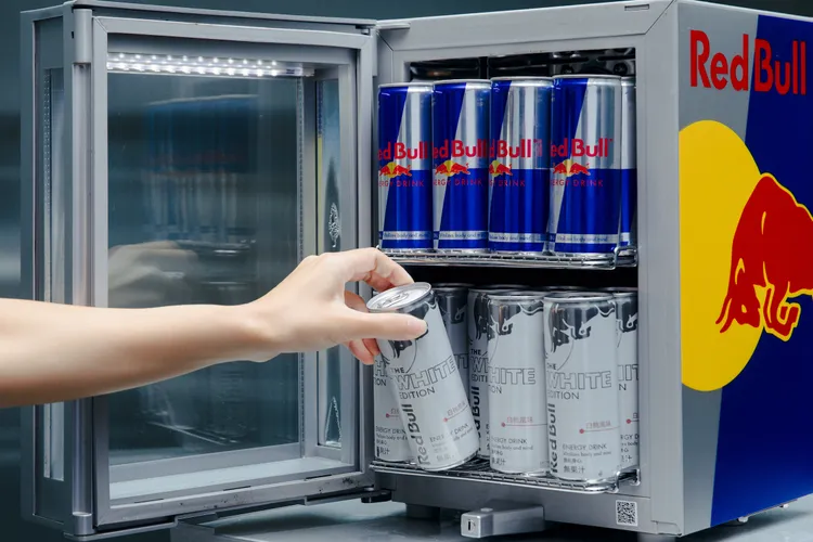 Red Bull White Edition 今(9/3)上市，全台四大便利商店、量販通路享新品優惠。業者提供