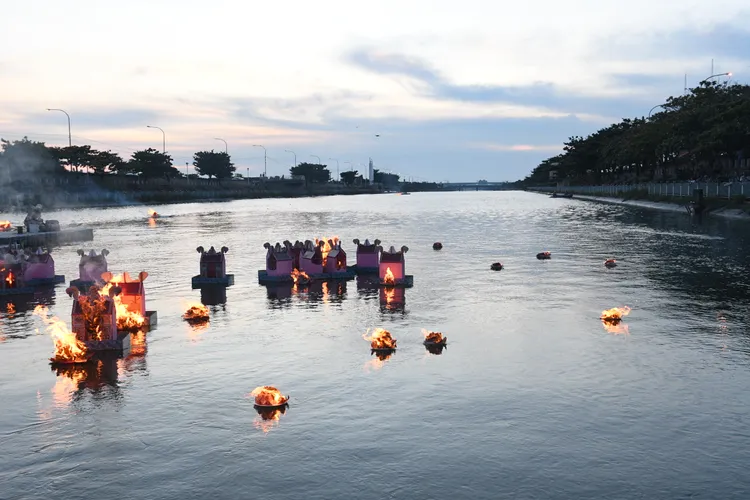鹿港早年常有水難喪生者，地藏王廟每年中元節期間舉辦祭典及放水燈儀式，超渡亡魂。縣府提供