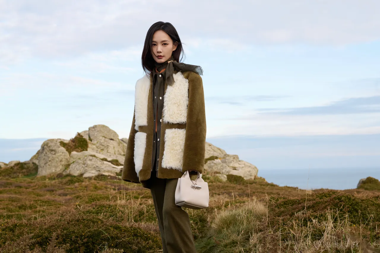 李一桐拍摄Longchamp 2025秋冬广告。品牌提供