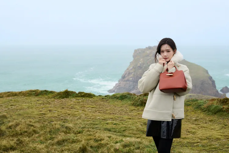 李一桐以牛角扣外套搭配Le Roseau包款。品牌提供