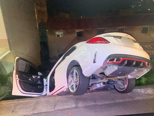 小客車後輪懸空栽落農地 疑路邊停車未注意高低差釀禍